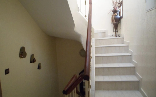 4 Bedroom Beach Side House Ref 1064