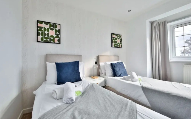 Bright & Airy 3-Bed with Parking
