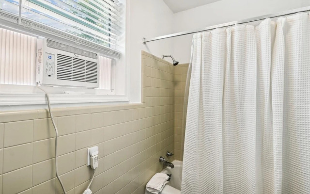 Cove Cottage - 3 Bedroom w/Private Pool. Sleeps 6. Quiet Community, Close to Fishing Marinas. 3 Home by RedAwning