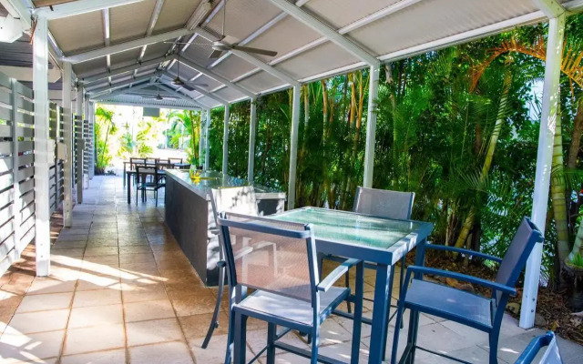 2 Bedroom Renovated Townhouse, Walk to Noosa River