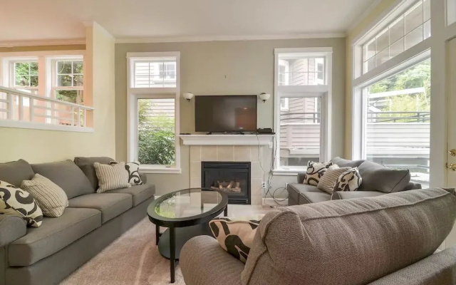 Seattle Vacation Home: The Gallery