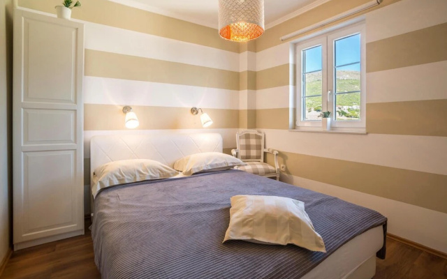 Awesome Apartment in Podstrana With 1 Bedrooms and Wifi