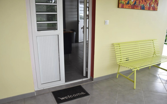 Haut de villa dans son écrin de verdure