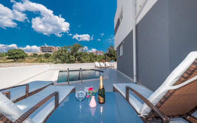 Merima 1 luxury ap with a pool