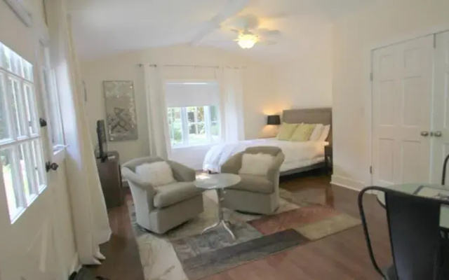 Newly Decorated Beachwood Canyon Studio