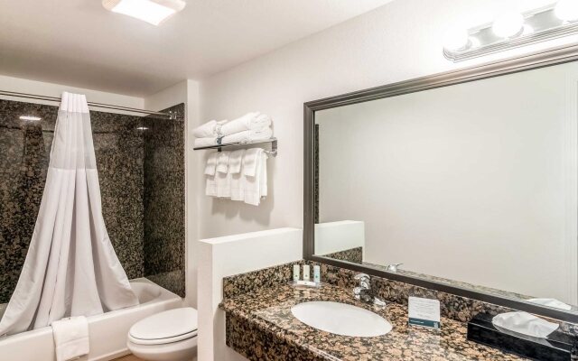 Quality Inn & Suites near Downtown Bakersfield