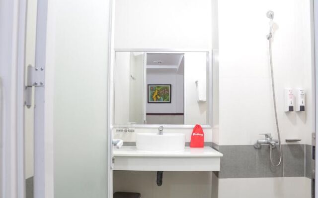 Reddoorz Plus Near Binh Tay Market