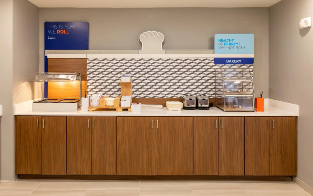 Holiday Inn Express & Suites Englewood Denver South by IHG