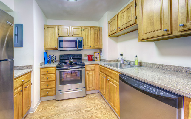 Beautiful, fully equipped, luxury condo!