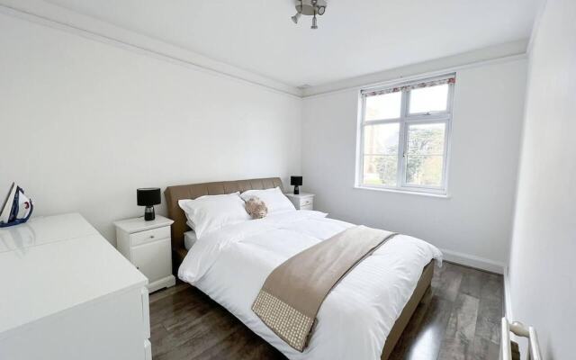 Bright and Spacious 2-bed Apartment in Sutton