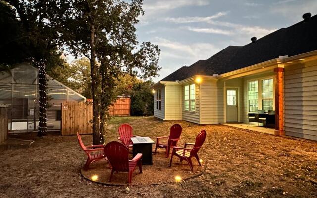 LakeDallasPoolHouse GREAT memories, near LAKE!