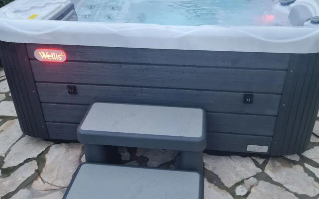 Home With Swimming Pool & Outdoor Kitchen