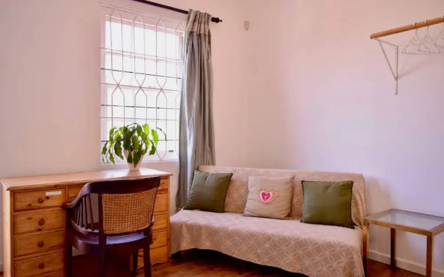 Central Victorian House With Table Mountain View