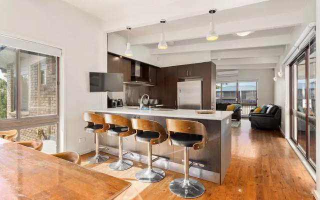 Spacious 4-bed Home 5-min From the Beach