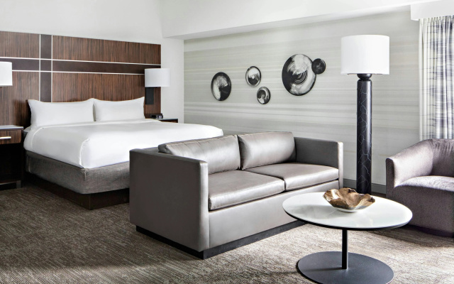 New York Marriott Marquis - Image 4