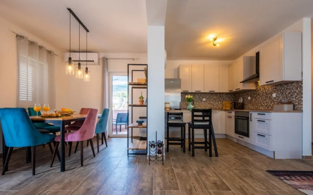 Charming and Tranquil Kastel Gomilica Apartment With Balcony and Patio