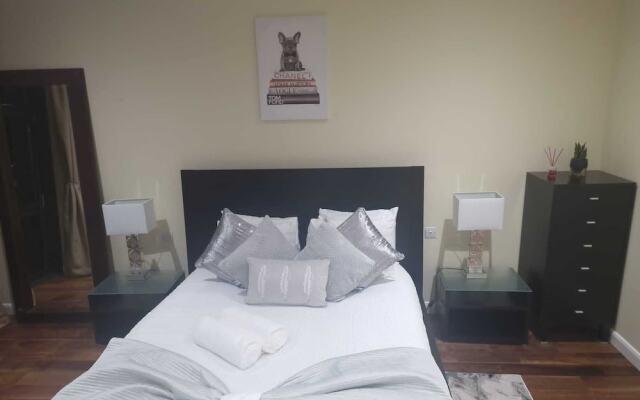 Ravishing Riverside 2-bed Rental in Canary Wharf