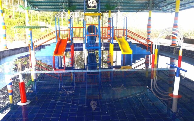 Royal Caravan Hotel Trawas