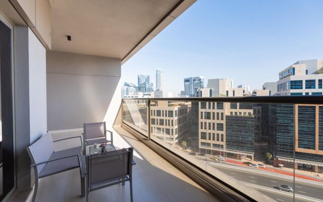 SuperHost - Spacious Apartment With Balcony Near Metro Station