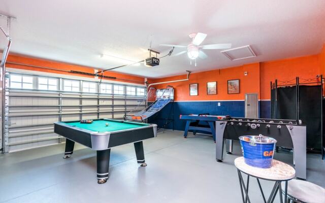 6 Bedroom, 6 Bath Pool Home