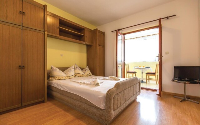 Amazing Home in Makarska With Wifi and 2 Bedrooms