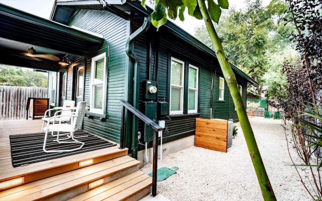 Best Location in Downtown NB Golf Cart Included!