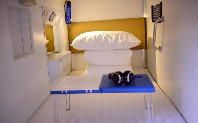 Simple Capsule Hotel