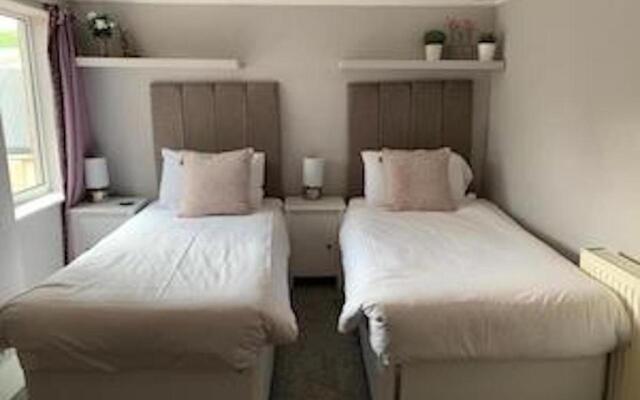 Newlyn House - Sleeps 11