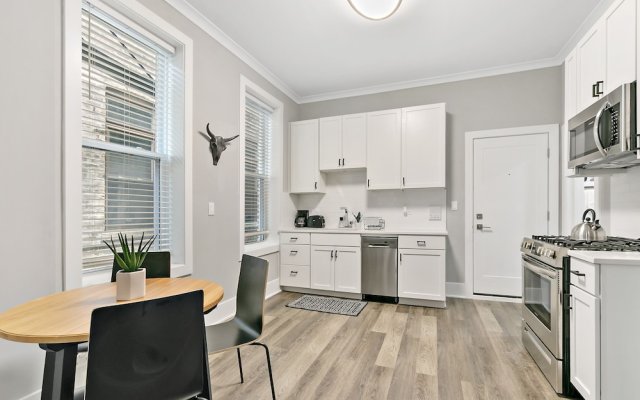 Comfy & Stylish 2BR 1BA in West Town