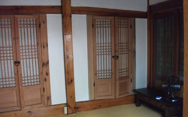 Bukchon Sarangchae Hanok Guesthouse