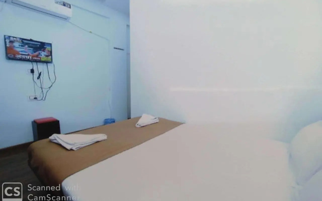 Rajhuns Deluxe Lodging