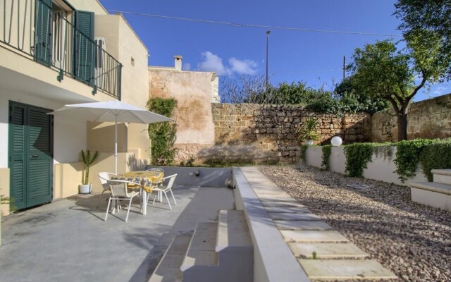 Maison Fra, Court House