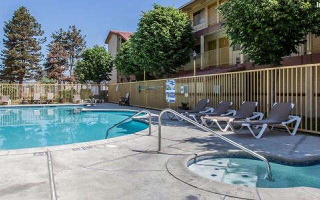 Quality Inn & Suites Bakersfield