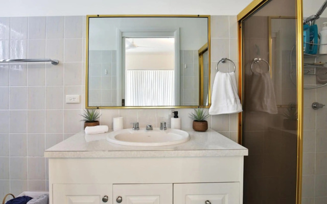 Bayview - Absolute Waterfront with Jetty - 5 Mins to Hyams Beach