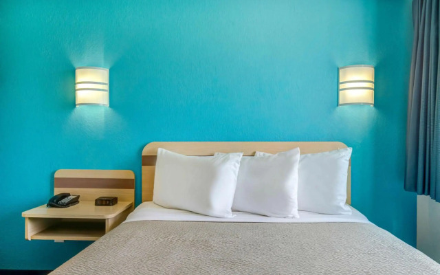 Motel 6 Grande Prairie, AB