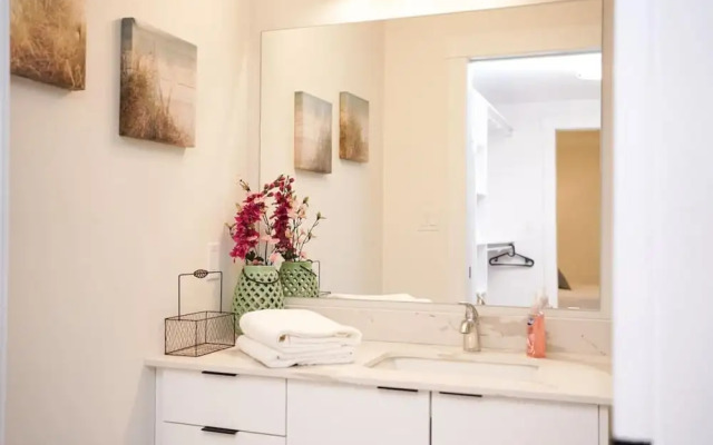 Luxurious Modern 2BR Condo Slps-5 Coffee AC Wifi