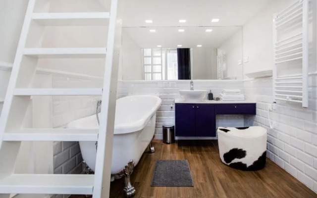 Opera Apartment with Garage, 2BR & 2BTH, AC