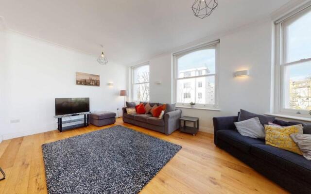 Superb 2 Bed Flat Camden 5 min walktube Station