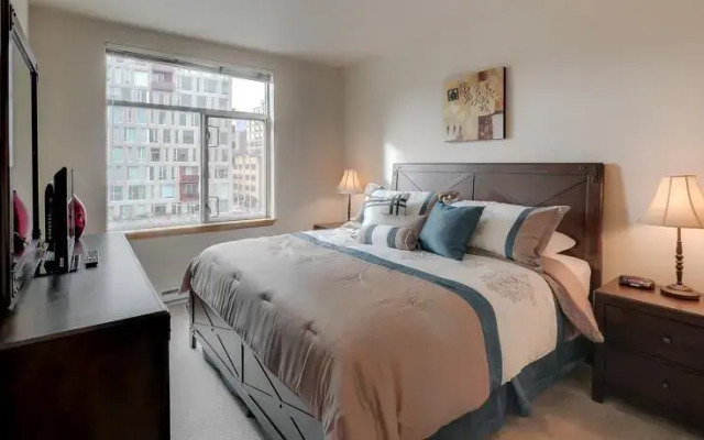 Hoyt Street Apartment by Stay Alfred
