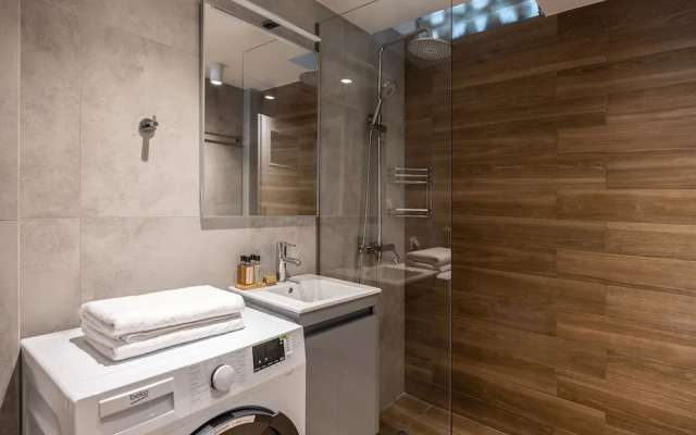 Stylish 1BR Retreat Near Alimos Beach Tram