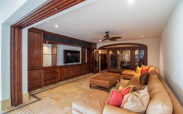 Casa de la Familia 7 Bedroom Contemporary Hacienda Style at Discounted Rate!