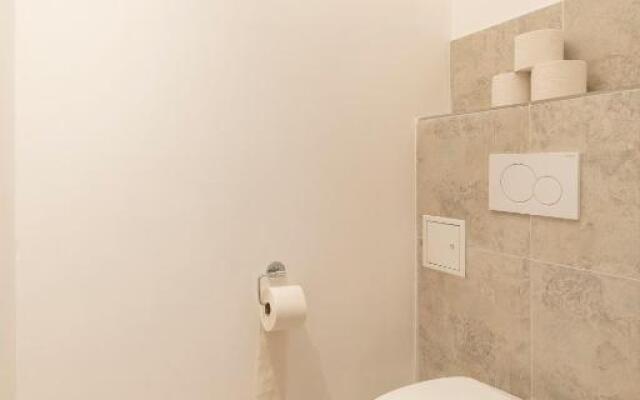 New, Beautiful Apartment next to the UNO/VIC