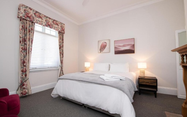 Dunkley House Bathurst Large CBD Heritage Home, Sleeps 10 – Guest Rooms – Bathurst