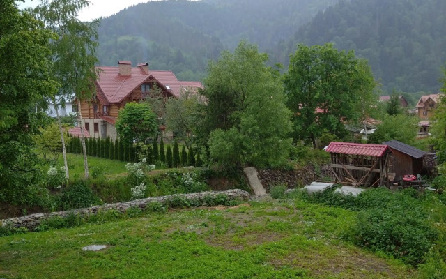 Садиба Янчар з Басейном