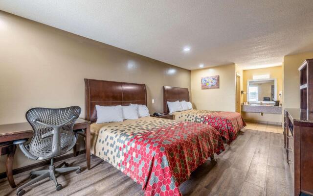 Econo Lodge Inn & Suites