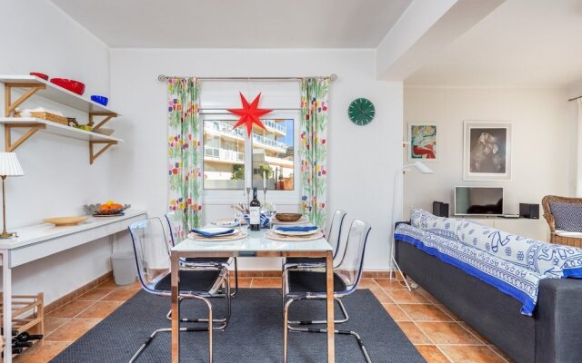Lovely Beachfront Apartment with Sunny Balcony Ref 35