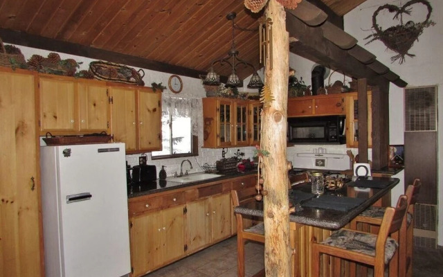 063 JB's Pinecone Lodge Home