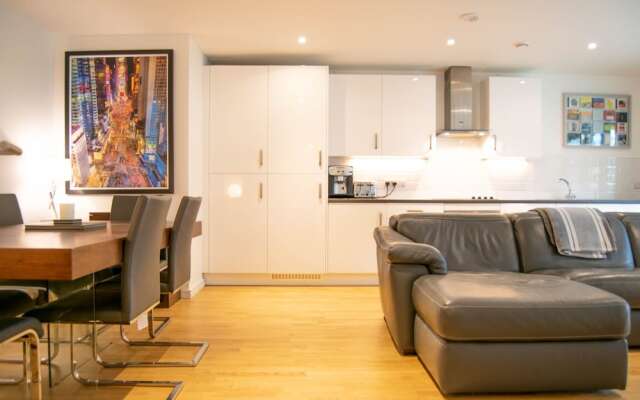 Stunning 2 Bedroom Apartment On The River Thames