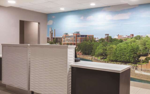 La Quinta Inn & Suites by Wyndham Columbus North