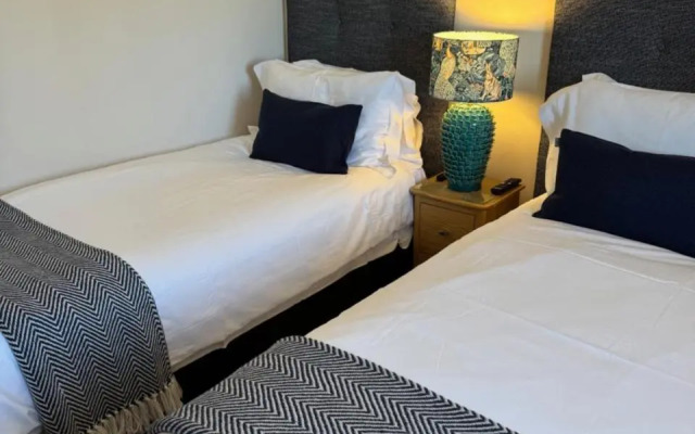 Aaron Glen Guest Apartments